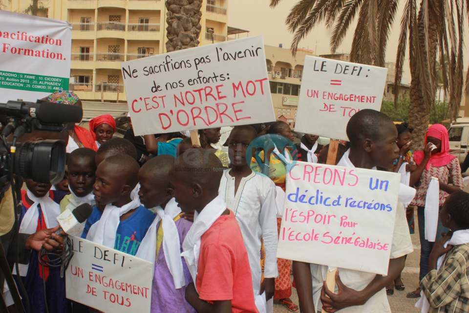 Les images du rassemblement des syndicats, parents d'élèves et élèves pour mettre fin aux grèves dans le système éducatif