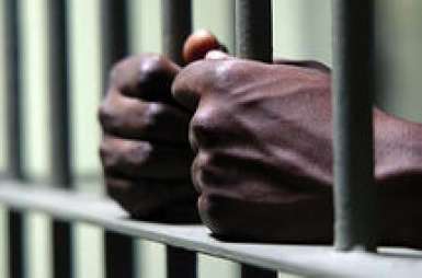 Détention et trafic de drogue : un mandat d'arrêt international et 15 ans de travaux forcés pour un trafiquant gambien