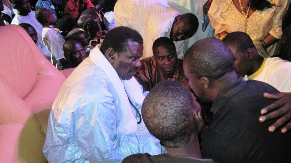 Vidéo- Cheikh Béthio Thioune arrose Pekh de billets de banque…