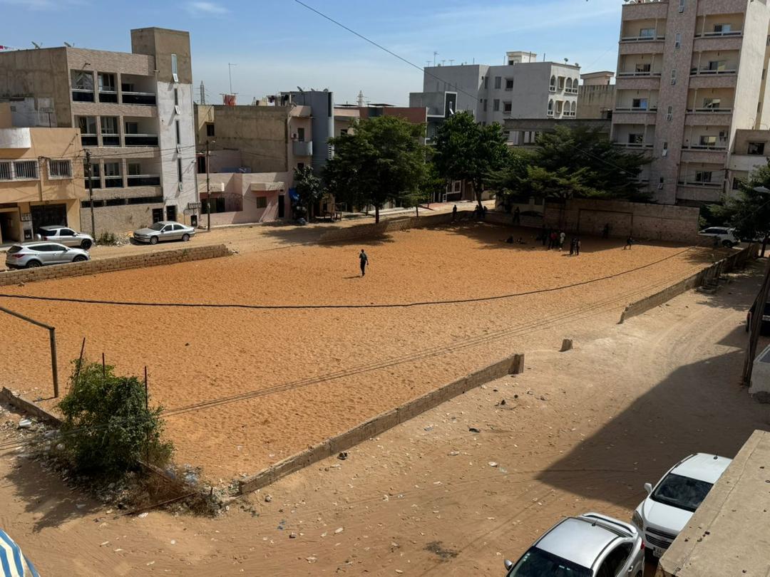 ERECTION DE L’UNIQUE TERRAIN DE FOOTBALL DE LA ZONE DE CAPTAGE, EN POSTE DE SANTE  (GRAND YOFF)