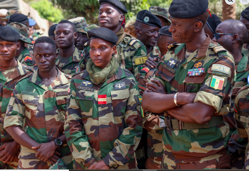 Photos : Le président de la République a effectué une visite à la Zone militaire N°5, marquant la deuxième étape de sa journée