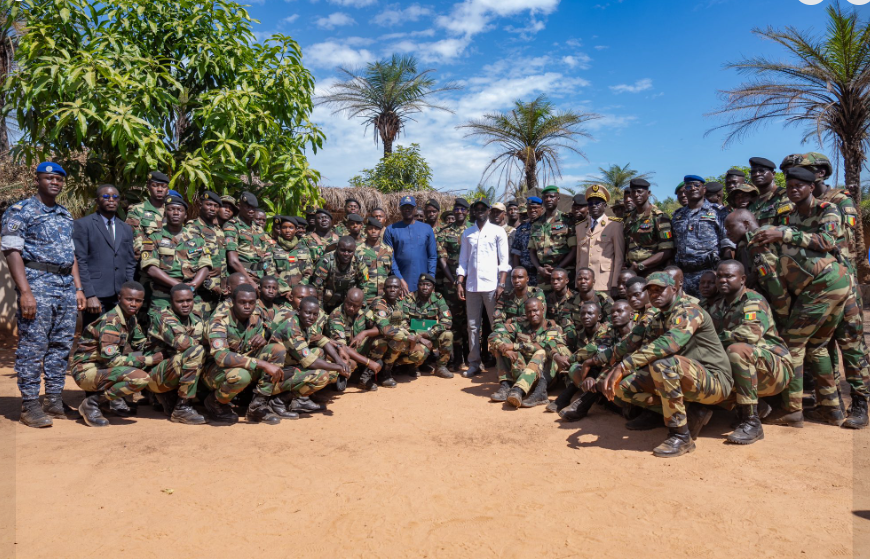 Photos : Le président de la République a effectué une visite à la Zone militaire N°5, marquant la deuxième étape de sa journée