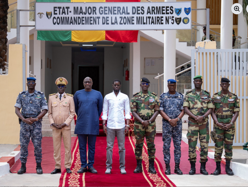 Photos : Le président de la République a effectué une visite à la Zone militaire N°5, marquant la deuxième étape de sa journée