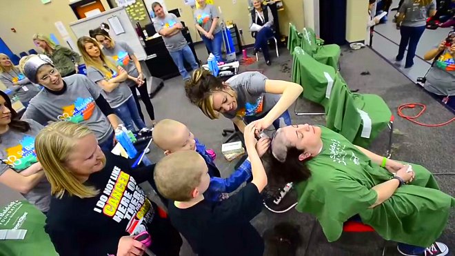 Les élèves d'une école se rasent la tête par solidarité pour leur amie qui souffre d'un cancer