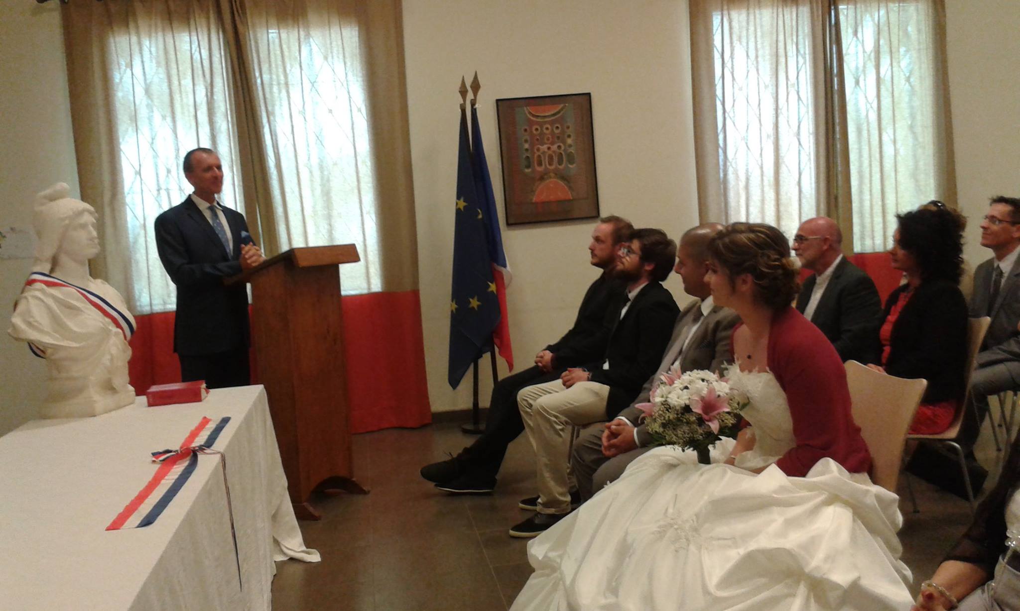 Le Consul général de France à Dakar Olivier Serot Almeras  a célébré ce jour deux mariages, longue vie aux mariés !