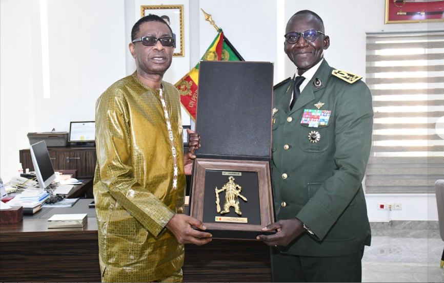 Photos / En prélude de la soirée de Gala des Armées : le général d’armée Mbaye CISSÉ, CEMGA, a reçu en audience le grand artiste Youssou NDOUR au camp Dial Diop, ce 26 décembre