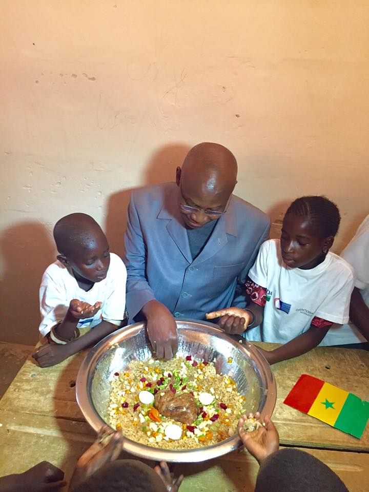 Lancement du Projet d'alimentation scolaire : Serigne Mbaye Thiam attablé avec des élèves de Mbilor