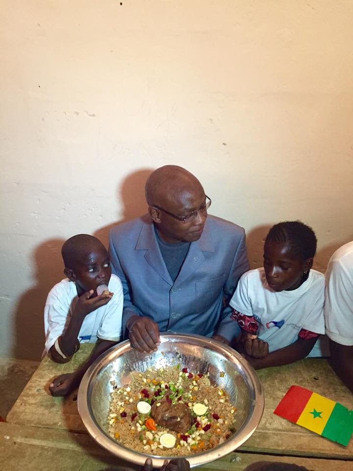 Lancement du Projet d'alimentation scolaire : Serigne Mbaye Thiam attablé avec des élèves de Mbilor