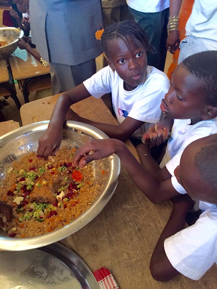 Lancement du Projet d'alimentation scolaire : Serigne Mbaye Thiam attablé avec des élèves de Mbilor