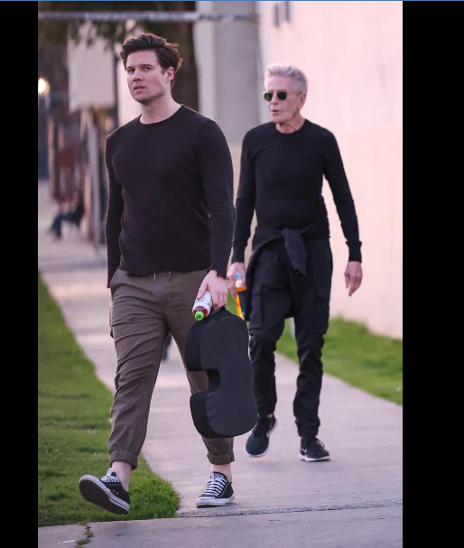 Scandale chez les stars / Un couple très discret : Calvin Klein, 81 ans, aperçu à Los Angeles avec son compagnon Kevin Baker, 35 ans