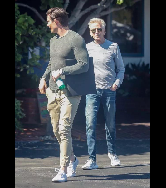 Scandale chez les stars / Un couple très discret : Calvin Klein, 81 ans, aperçu à Los Angeles avec son compagnon Kevin Baker, 35 ans