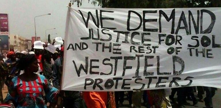 Acculé par le blocus de la frontière et les manifs de l’opposition, Jammeh lâche du lest – 16 manifestants libérés