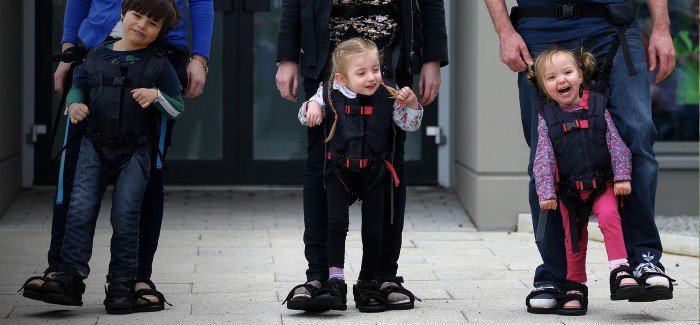 Une maman a eu une idée géniale pour faire marcher son enfant handicapé