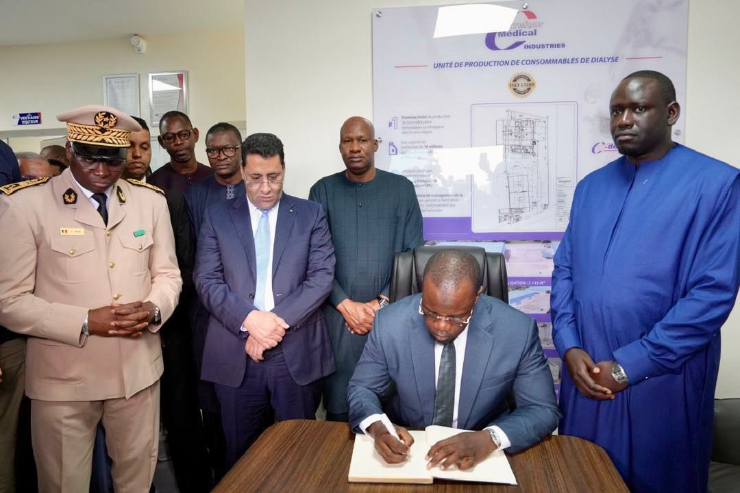 Souveraineté sanitaire: Ousmane Sonko et El Moctar Ould Djay en visite à l'usine Carrefour Médical Industries de Pout