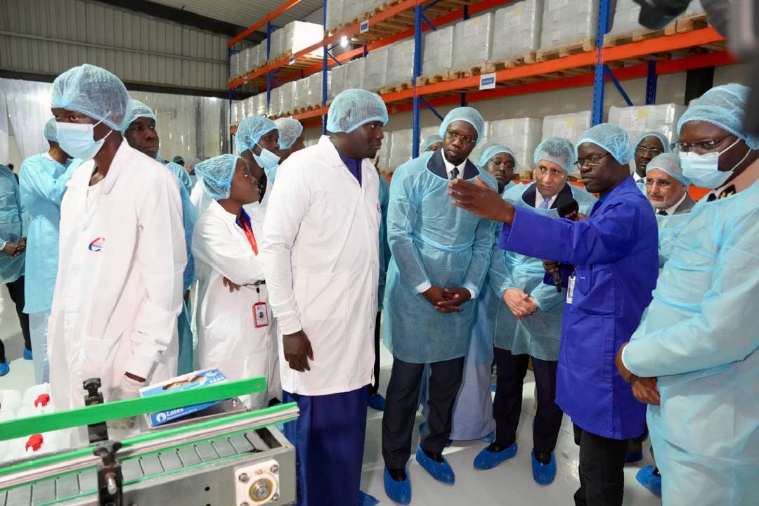 السيادة الصحية: عثمان سونكو والمختار ولد جاي يزوران مصنع كارفور للصناعات الطبية في بوت