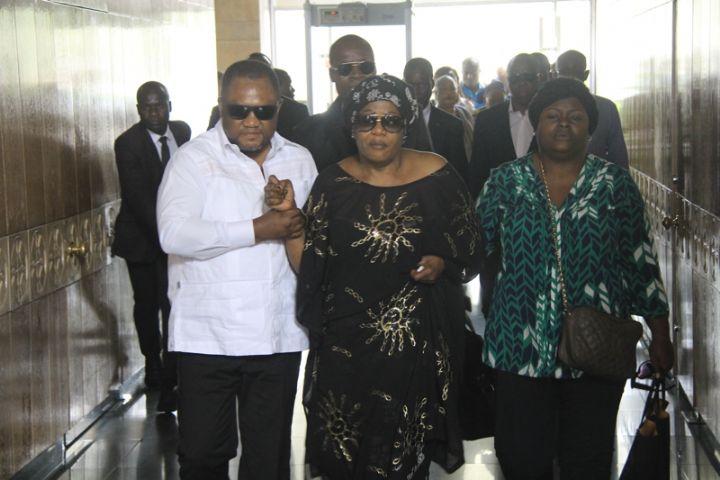 Photos-Décès de Papa Wemba: arrivée de l'épouse du musicien à Abidjan
