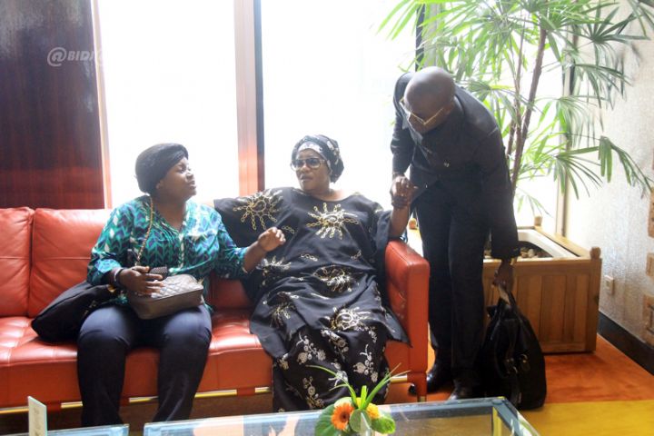 Photos-Décès de Papa Wemba: arrivée de l'épouse du musicien à Abidjan