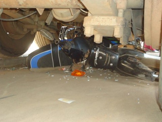 Homicide involontaire: Le motocycliste heurte le camion et meurt
