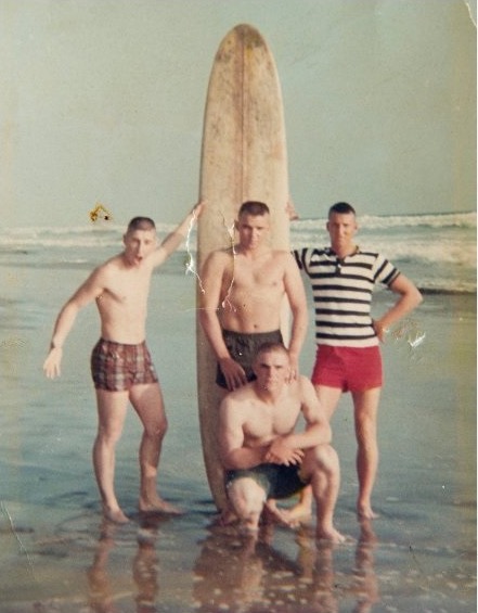 Les 4 hommes posent sur la plage avant la guerre. 50 ans plus tard quand ils prennent cette photo, les larmes leur montent aux yeux.