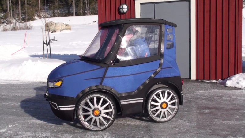 C’est la plus petite voiture du monde, mais regardez ce qui se passe lorsqu’il ouvre les portes!
