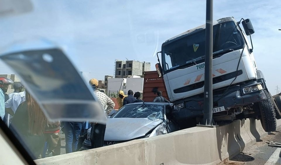 Drame sur l’autoroute à péage : Comment un camion fou a provoqué un accident fatal, faisant cinq victimes