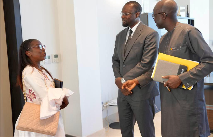 Photos : Le Premier ministre Ousmane Sonko a reçu l’Amicale des Greffiers du Sénégal, ce lundi