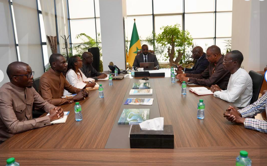 Photos : Le Premier ministre Ousmane Sonko a reçu l’Amicale des Greffiers du Sénégal, ce lundi