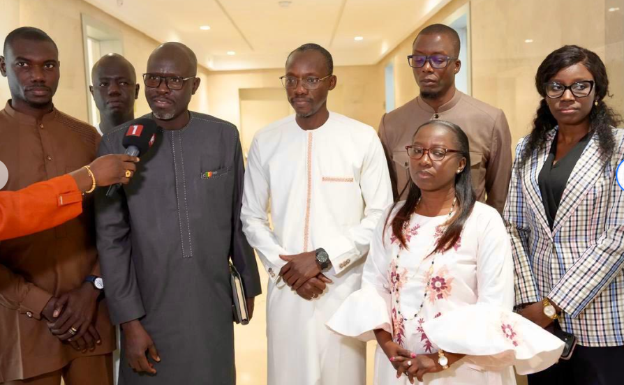 Photos : Le Premier ministre Ousmane Sonko a reçu l’Amicale des Greffiers du Sénégal, ce lundi