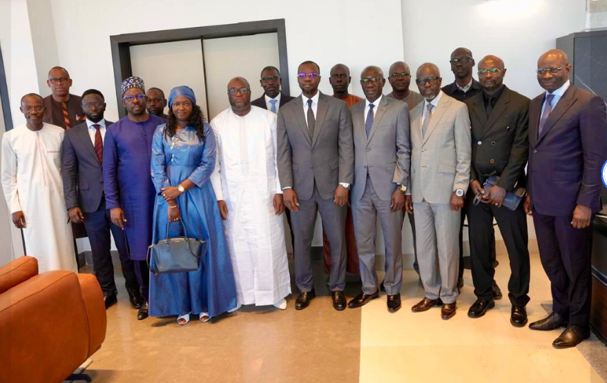 Photos : Le Premier ministre Ousmane Sonko a reçu les membres de l’OFNAC, ce lundi