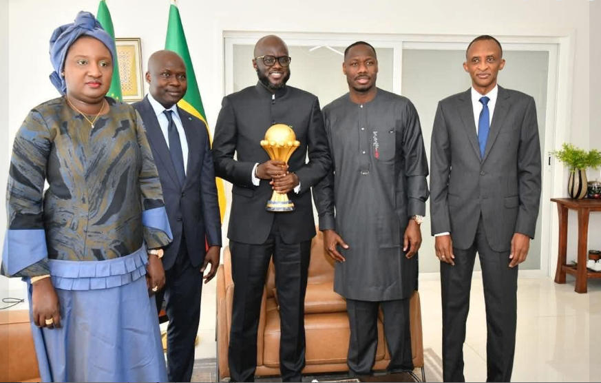 Photos : Présentation du trophée de la CAN au président de l'Assemblée nationale, El Malick Ndiaye