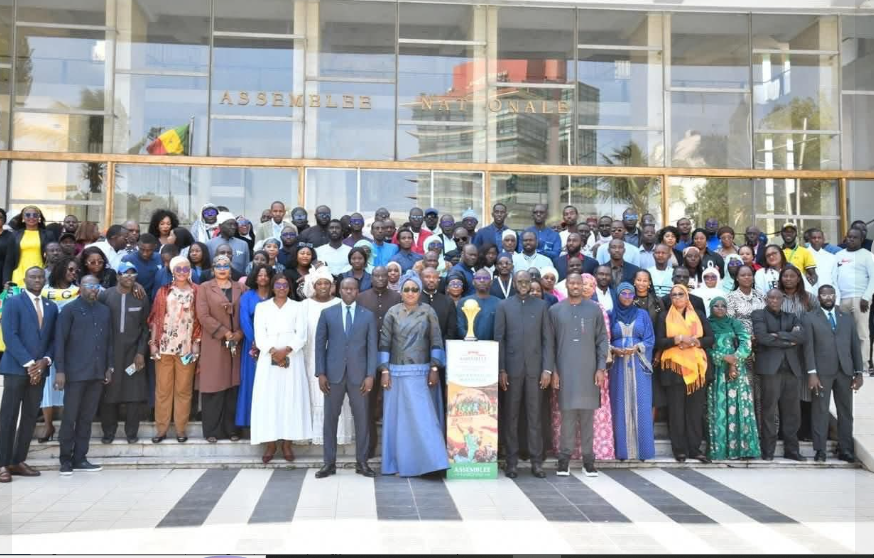 Photos : Présentation du trophée de la CAN au président de l'Assemblée nationale, El Malick Ndiaye