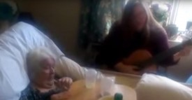 La fille rend visite à sa mère à l’hospice et lui chante une chanson. Ce qui se passe à 0:30 m’a fait monter les larmes aux yeux.