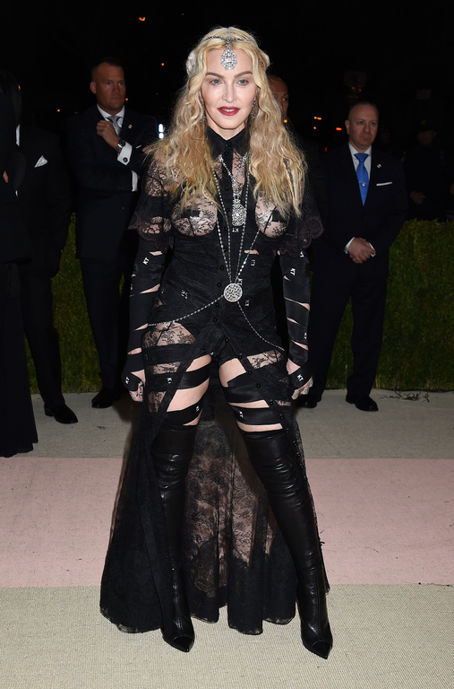 Met Gala 2016 : Madonna, fesses à l'air, sort le grand jeu 