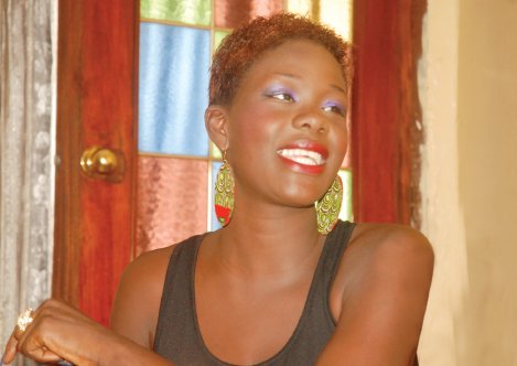 Fille d’une chanteuse religieuse, la charmante Myrma ignore comment elle est devenue musicienne