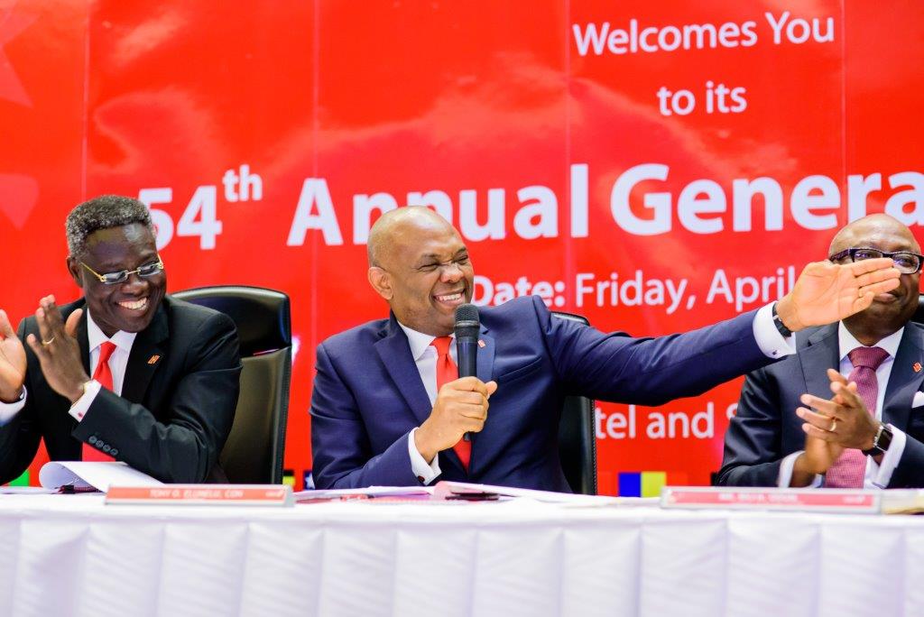G-D: le DG du Groupe, Phillips Oduoza, le Président du Groupe, Tony O. Elumelu, et le Secrétaire Général du Groupe, Bili Odum, lors de l’AGA du Groupe UBA en avril 2016.