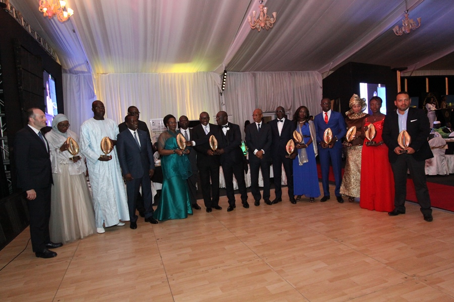 Cauris d’Or Cauris du meilleur manager Homme attribué à Mouhamadou Matar Cissé DG SENELEC  – Prix remis par M Abdoulaye Diop ministre des affaires étrangères du Mali