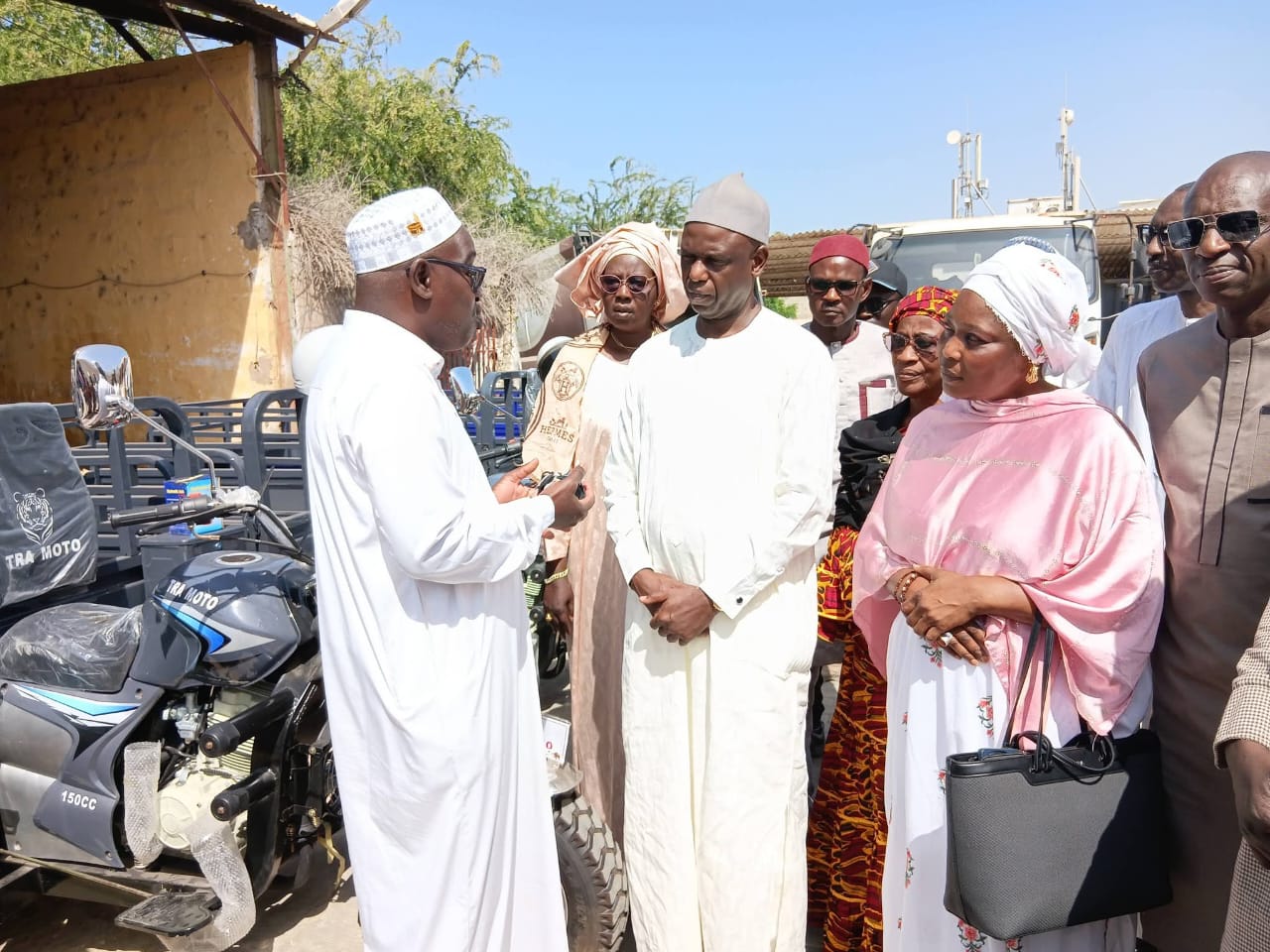Saint-Louis : Le Maire Mansour reçoit un lot de tricycles du PRDC-VFS pour renforcer le ramassage des ordures