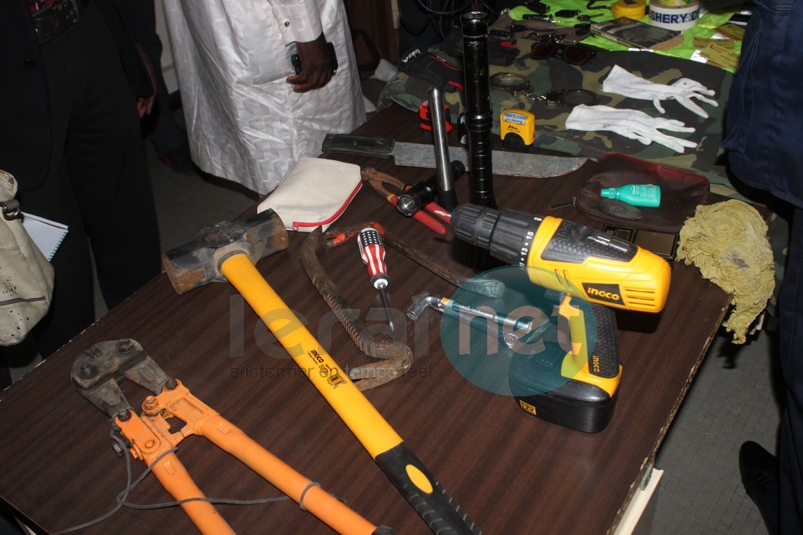 Photos - Le Commissaire Ibrahima Diop de la Dic présente le matériel saisi à la bande à Papis Konaré