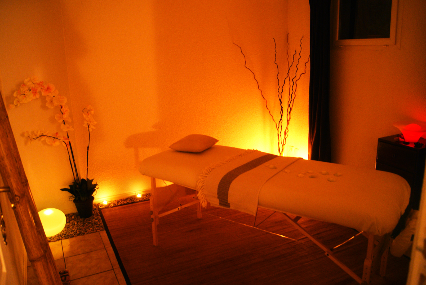 Un journaliste  infiltre l'univers des salons de massage : Il y a fait de scandaleuses découvertes (Reportage)