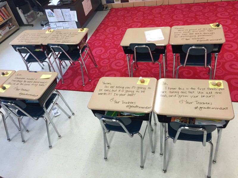 Juste avant l’examen, ce prof s’est amusé à gribouiller sur toutes les tables de la classe! Regardez ce qu’il a écrit à ses élèves!