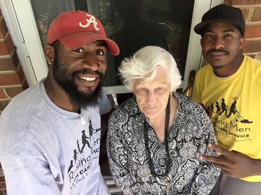 Ces 2 hommes regardent leur voisine de 93 ans dans son jardin. Ce qu’ils voient leur brise le coeur, alors ils décident d’agir.