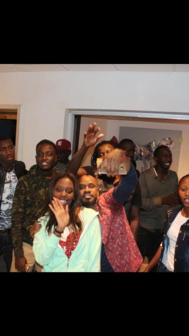 Baba Hamdy en mode selfie avec ses fans