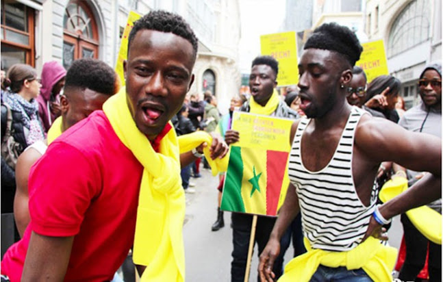 Gaypride à Bruxelles - Des homos défilent avec le drapeau du Sénégal