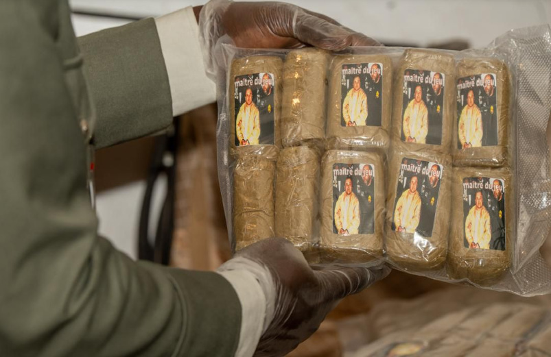 AIBD / Les Douanes ont saisi près de 30 kg de haschich : Deux individu arrêtés et mis à la disposition du parquet de Mbour