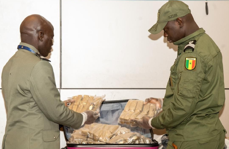 AIBD / Les Douanes ont saisi près de 30 kg de haschich : Deux individu arrêtés et mis à la disposition du parquet de Mbour
