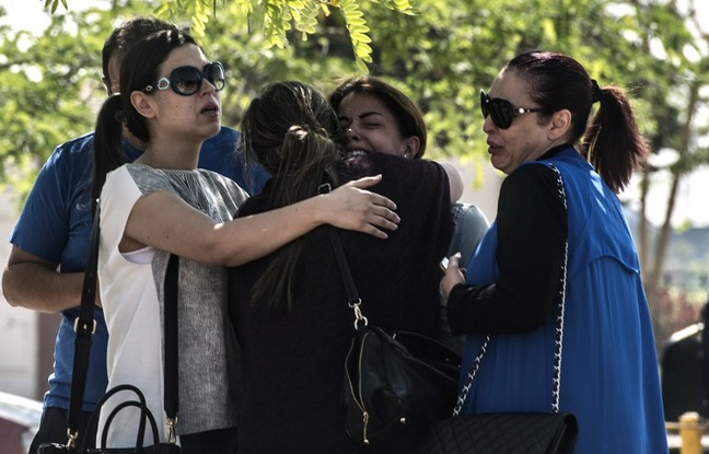 Des familles de passagers qui ont disparu dans le crash de l'avion de la compagnie Egyptair, le 19 mai 2016 au Caire, en Egypte