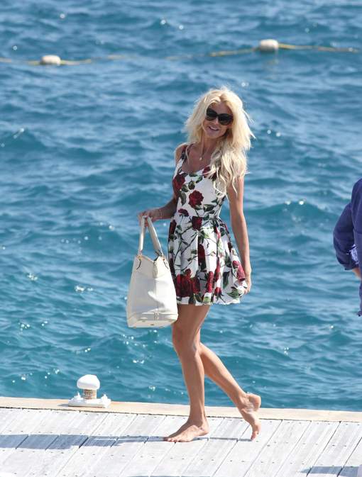 Photos Cannes - On s'y attendait : Bella Hadid en montre beaucoup trop