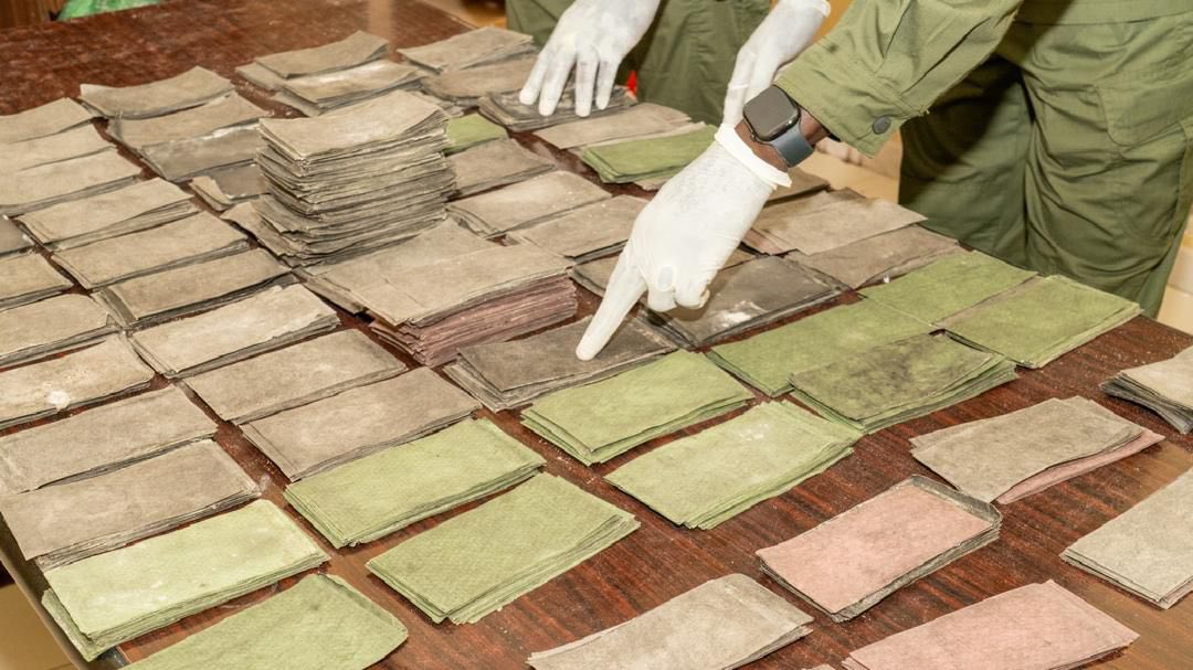 Lutte contre le faux monnayage : les Douanes saisissent des billets noirs d’une valeur d’un milliard FCFA au centre du Sénégal