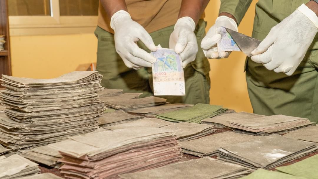 Lutte contre le faux monnayage : les Douanes saisissent des billets noirs d’une valeur d’un milliard FCFA au centre du Sénégal