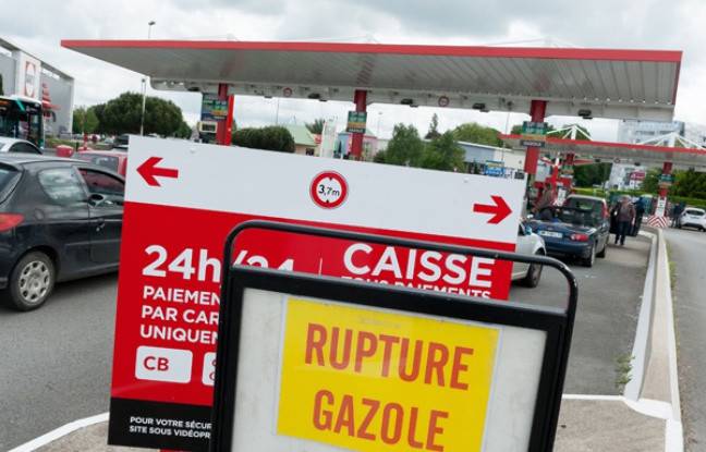 Pénurie d'essence: La France a commencé à puiser dans ses réserves stratégiques